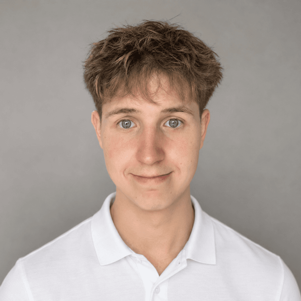 Portrait of Dennis, founder of KarriereVault